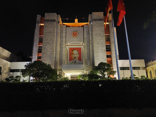 2-hanoi-ho-chi-min-square.jpg